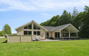 Lovely Home In Glesborg With Indoor Swimming Pool, Bønnerup Strand